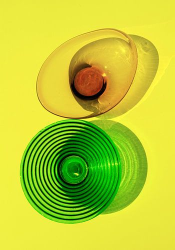 Zomers stilleven met schalen tegen een gele achtergrond