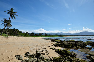 Flucht an einen wilden Strand auf den Philippinen