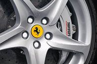 Ferrari wiel op een Ferrari FF Gran Turismo sportwagen van Sjoerd van der Wal Fotografie thumbnail