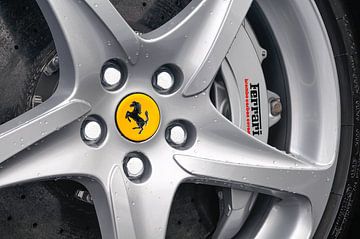 Ferrari wiel op een Ferrari FF Gran Turismo sportwagen van Sjoerd van der Wal Fotografie