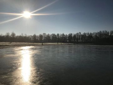 De zon op het ijs bij Heeresmeer 4 von Martin Imminga