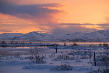 Zonsondergang in een besneeuwd IJsland van Marcel Alsemgeest
