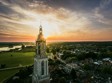 De toren van Rhenen bij zonsondergang van Alvin Aarnoutse