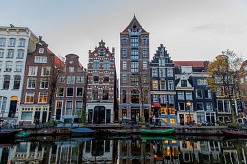 Amsterdamse grachten (Nederland) bij zonsopgang