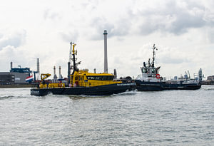 Der Hafendienst und der Schlepper kreuzen sich