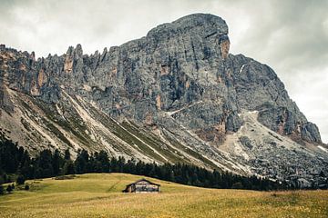 Mountain hut near Peitlerkofel in the Dolomites by Expeditie Aardbol