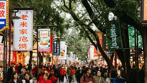 Levendige straat vol kleur en beweging in de Muslim Quarter, Xi’an, China.
