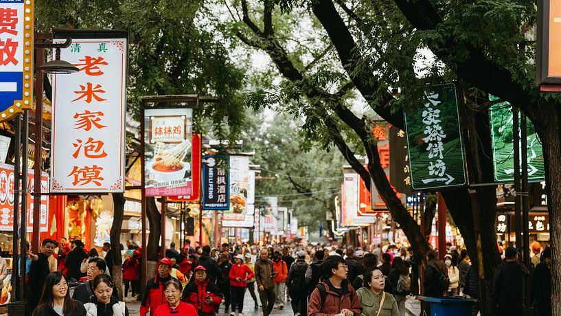 Lebendige Straße voller Farben und Bewegung im muslimischen Viertel in Xi'an, China. von Diederik De Mezel
