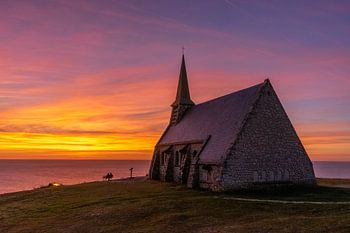 Zonsondergang bij kapel Notre-Dame de Gap in Etretat Normandië