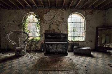 Urbex piano in een verlaten huis van Dyon Koning