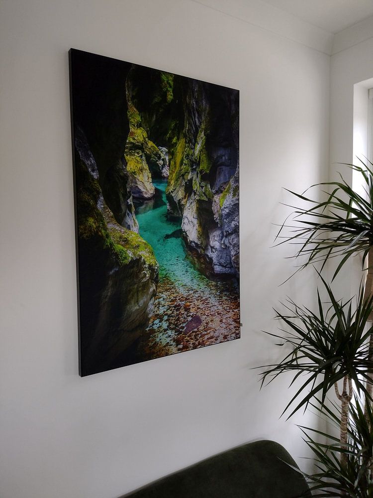 Blaues Wasser in einer Schlucht mit Moos auf den Felsen  von iPics Photography 