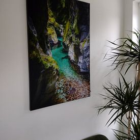 Photo de nos clients: Eau bleue dans une gorge avec de la mousse sur les rochers par iPics Photography, sur art frame