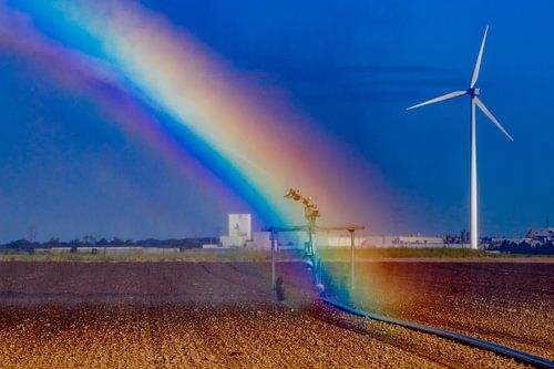 Regenbogen bei der Bewässerung des Ackerlandes