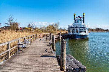 Excursiestoomboot en aanlegsteiger in Zingst aan de Fischland-Dar van Rico Ködder