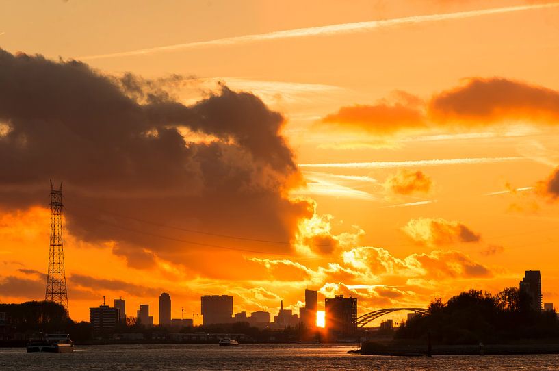 Sonnenuntergang skyline Rotterdam von Mark den Boer