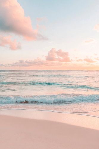 Calme au bord de la mer au coucher du soleil