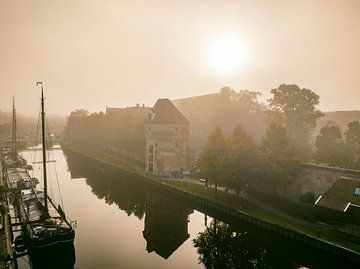 Zwolle Thorbeckegracht tijdens een mistige herfstochtend van Sjoerd van der Wal Fotografie