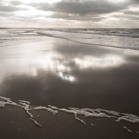 Terugtrekkend water / strand van Texel van Margo Schoote