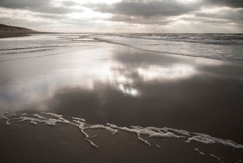 Terugtrekkend water / strand van Texel van Margo Schoote