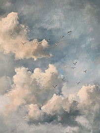 Nuages et oiseaux dans un ciel bleu pâle et la liberté