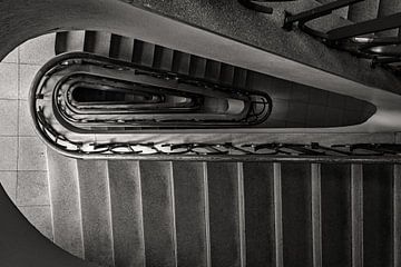 Cage d'escalier monochrome sur Thomas Riess