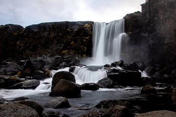 Satijnen waterval in het binnenland van IJsland. van De wereld door de ogen van Hictures