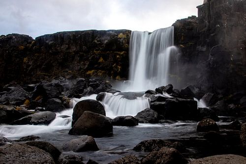 Satijnen waterval in het binnenland van IJsland.
