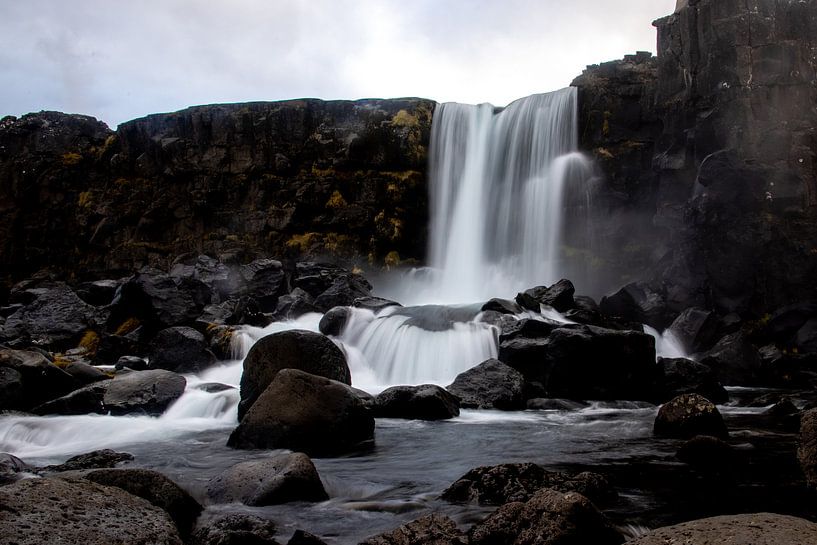 Satin waterfall in the interior of Iceland. by De wereld door de ogen van Hictures