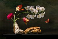 Blumenstillleben mit Tulpen und Meereslebewesen