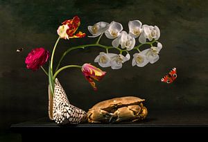 Blumenstillleben mit Tulpen und Meereslebewesen