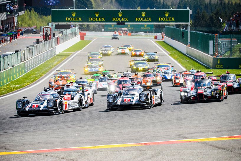 Das Rennen von FIA WEC startet in Spa Francorchamps mit Porsche auf der Pole Position von Sjoerd van der Wal Fotografie