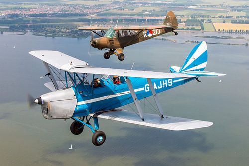 Tiger Moth en Piper Cub in formatie