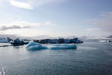 Ice chunks in Jökulsárlón glacier lagoon in Iceland | Travel photography by Kelsey van den Bosch