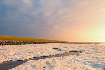 Eis- und Meereslandschaft auf den Sandflächen des Wattenmeeres von Sjoerd van der Wal Fotografie