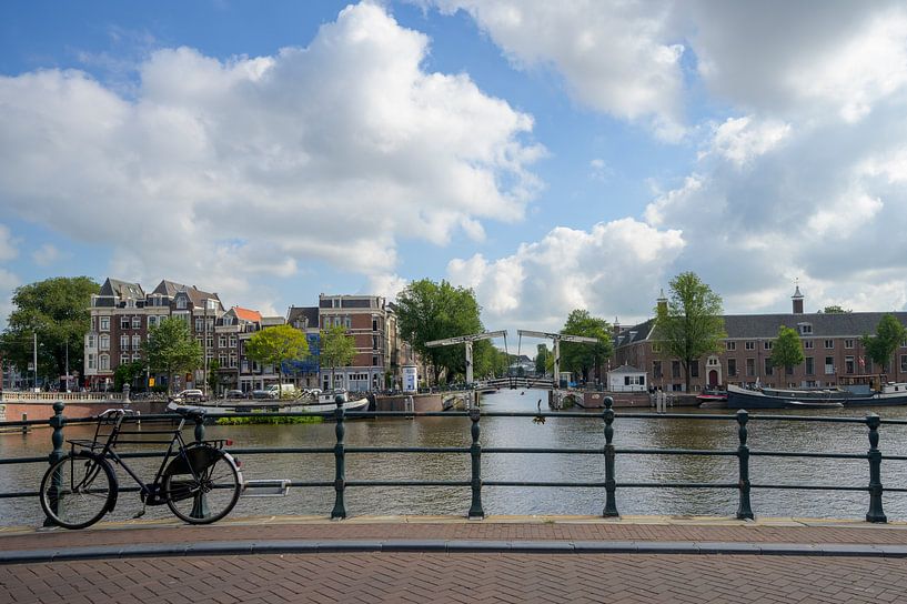 Amstel met fiets van Foto Amsterdam/ Peter Bartelings