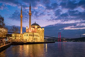 Ortakoy Moskee in Istanbul, Turkije bij nacht van Michael Abid