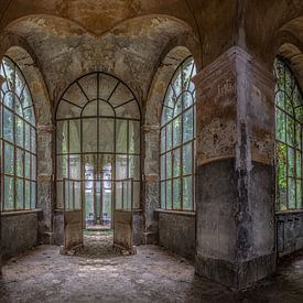 Panorama in einem verlassenen Decay Hospital in Italien von Beyond Time Photography