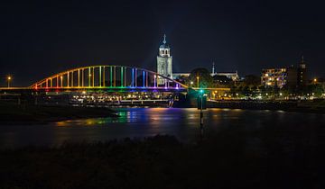 Regenboogkleuren brug bij Deventer over de IJssel vanwege Comingout-Dag