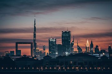 Dubai skyline bij zonsondergang van Michiel van den Bos