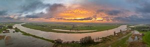Die IJssel mit überquellenden Auen bei Zwolle bei Sonnenschein