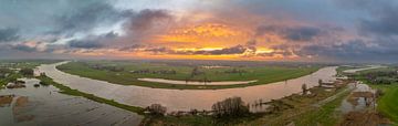 IJssel met overlopende uiterwaarden bij Zwolle tijdens zonsondergang van Sjoerd van der Wal Fotografie