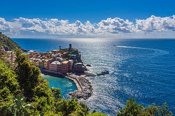 Blick auf Vernazza an der Mittelmeerküste in Italien