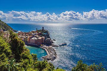 Vue de Vernazza sur la côte méditerranéenne en Italie