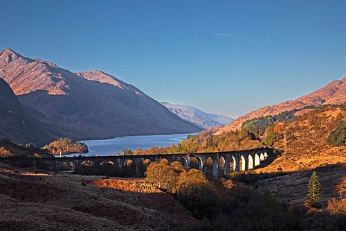Glenfinnan-Viadukt mit Loch Shiel; Lochaber; Schottland; Vereinigtes Königreich