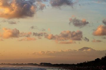 Vulkaan Bali Kuta Beach van Maurits Bredius