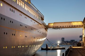 Loopbrug naar de SS Rotterdam tijdens schemering van Peter de Kievith Fotografie