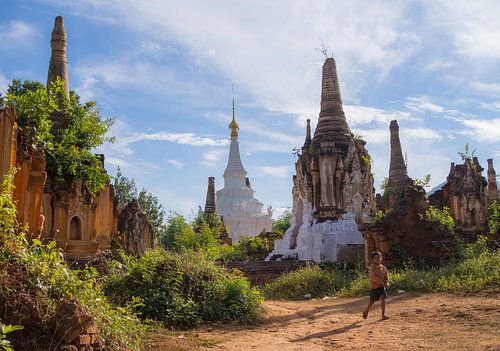 Stupas à la pagode Shwe Indein près du lac Inle, au Myanmar sur Teun Janssen