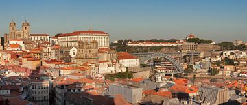 Ribeira oude stad bij zonsondergang, UNESCO werelderfgoed, Porto, Portugal van Markus Lange