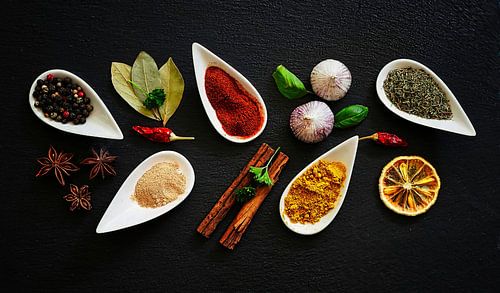 Stilleven met kleurrijke kruiden . Cheerful herbs .