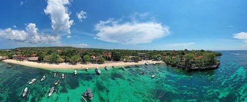 Panorama van Mushroom Bay haven op Nusa Lembongan in Indonesia Asia